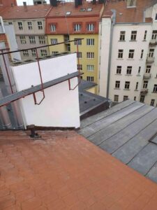Šubertova 1273_6, Praha - oplechování komínových hlavic, nátěr střechy, síť