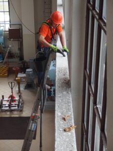 Hlavní 22, Úklid ve výšce horolezeckou technikou