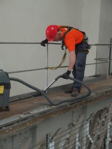 Hlavní 22, Úklid ve výšce horolezeckou technikou