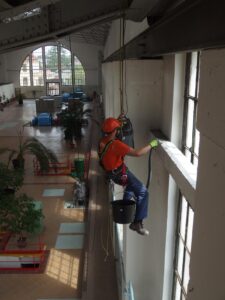 Hlavní 22, Úklid ve výšce horolezeckou technikou