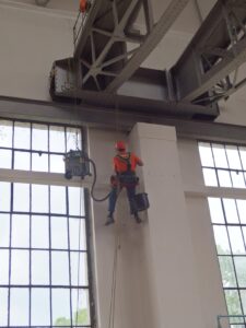 Hlavní 22, Úklid ve výšce horolezeckou technikou