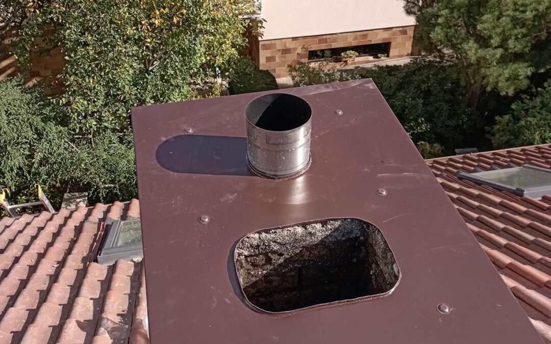 Za sídlištěm 2227_24, Praha - oplechování komnové hlavice, čištění žlabu