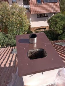 Za sídlištěm 2227_24, Praha - oplechování komnové hlavice, čištění žlabu